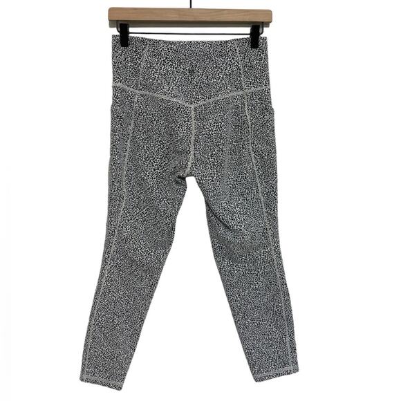 Athleta Salutation Stash II Textured 7/8 Tight in Leopard Print - Size M - Picture 3 of 8